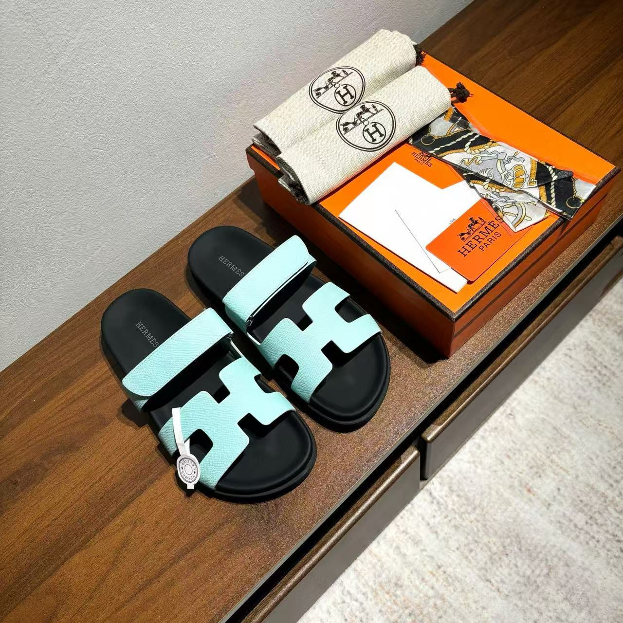UA H**me5 Chypre Sandal