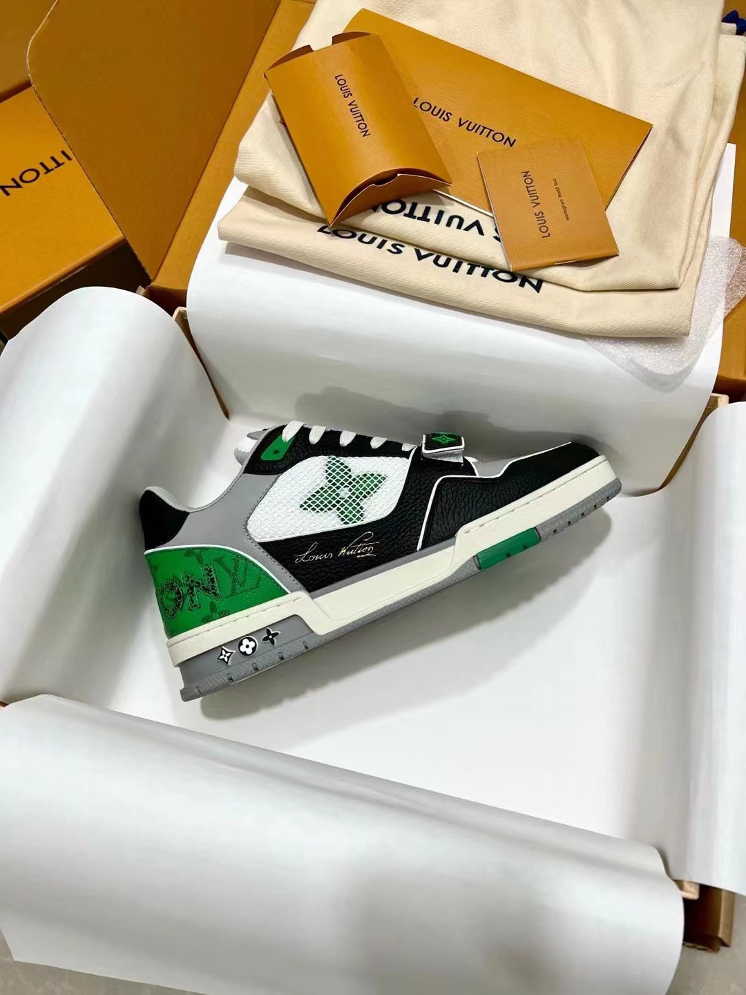 UA L0vis Vvtt0n LV Trainer Monogram strap Black White Green