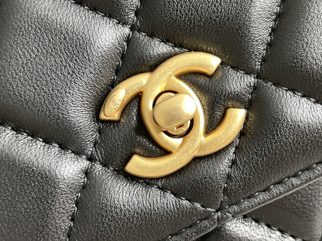 Ch**el CLASSIC WALLET ON CHAIN 4.8 × 7.5 × 1.4 in