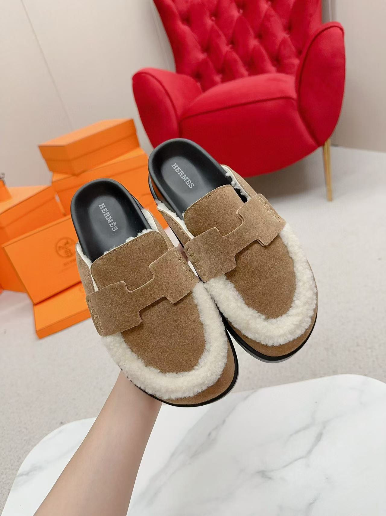 UA H**me5 Chypre sandal