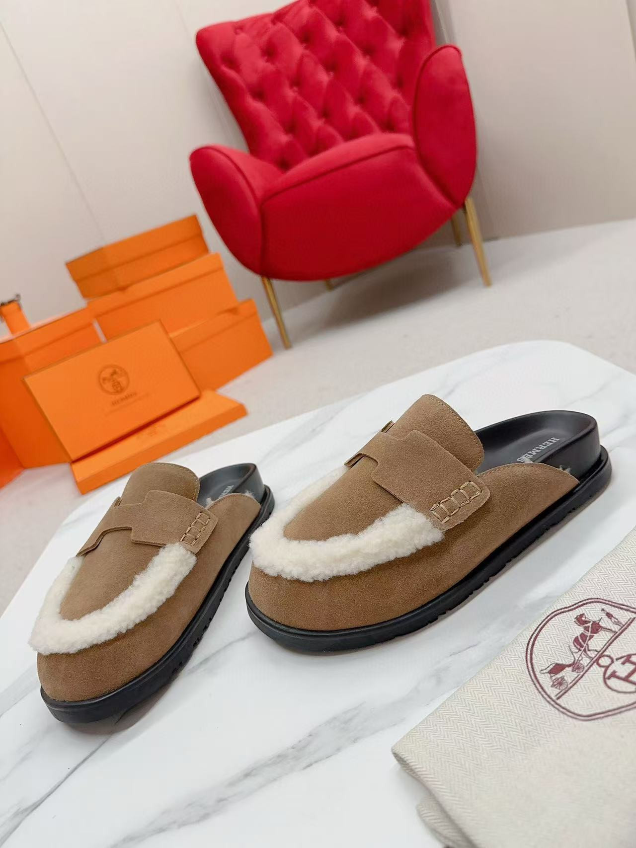 UA H**me5 Chypre sandal