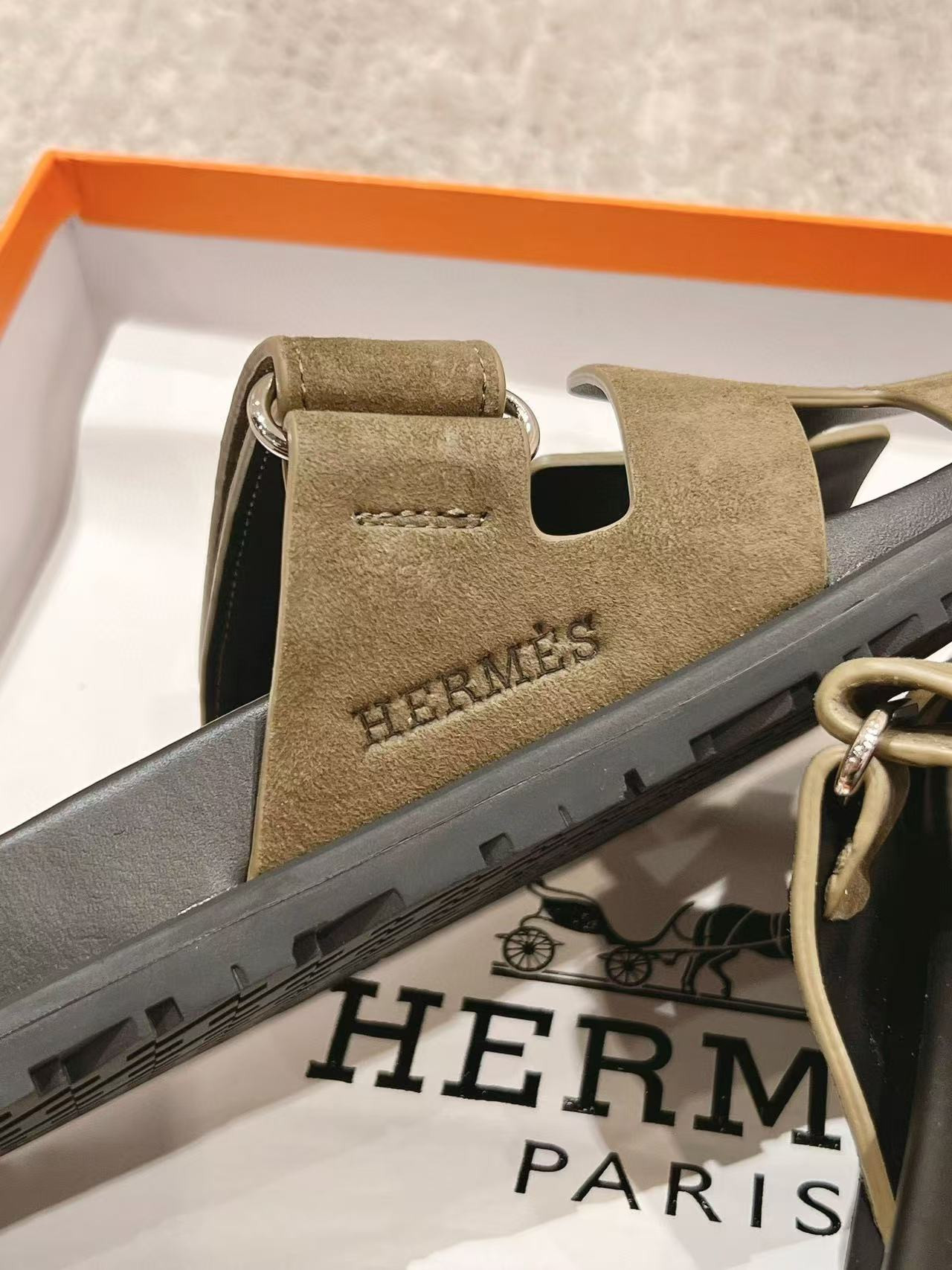 UA H**me5 Chypre sandal