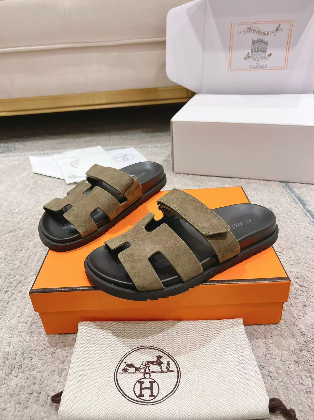 UA H**me5 Chypre sandal