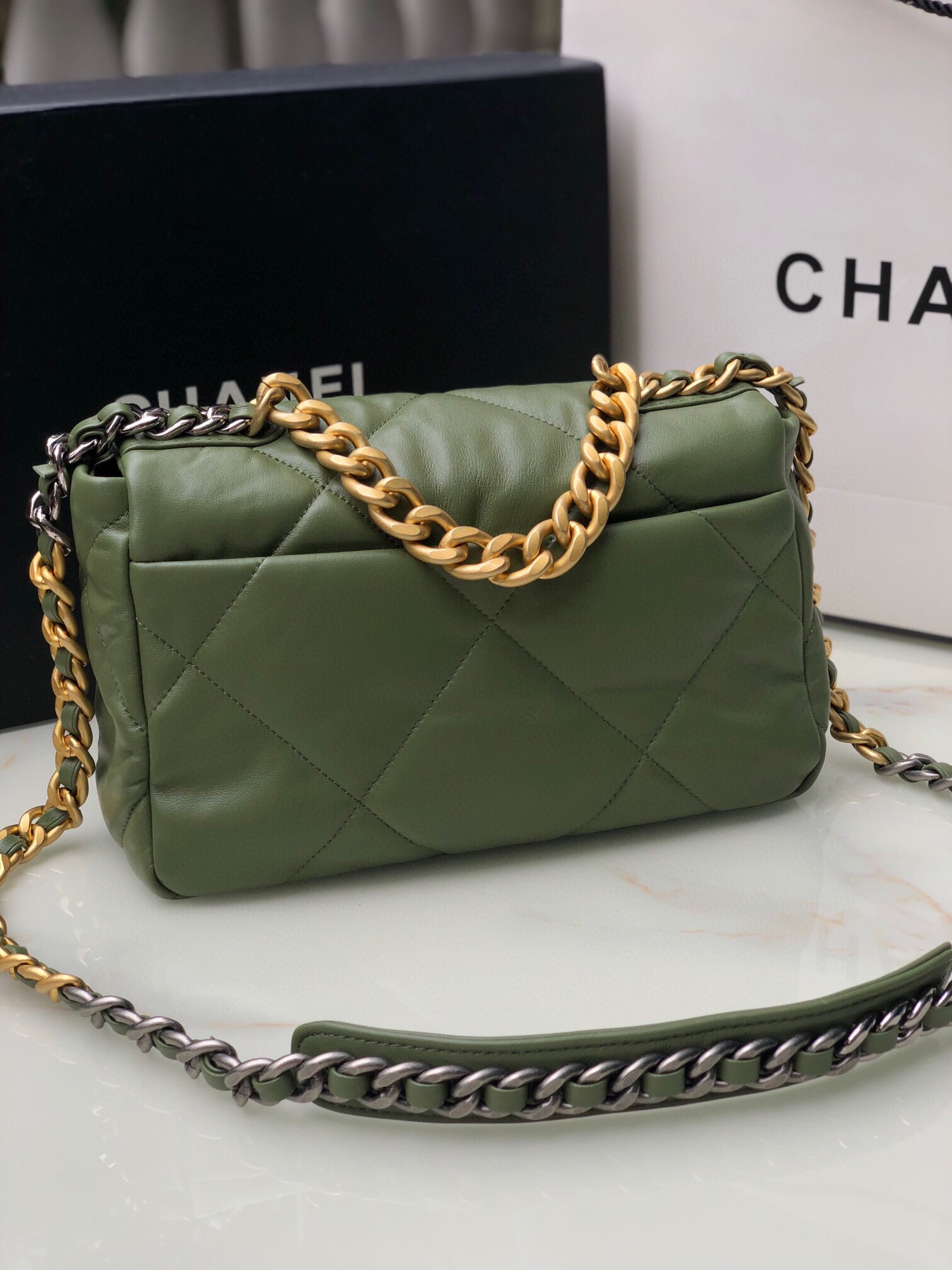 Ch**el 19 HANDBAG Shiny Leather, Gold-Tone 16×26×9cm