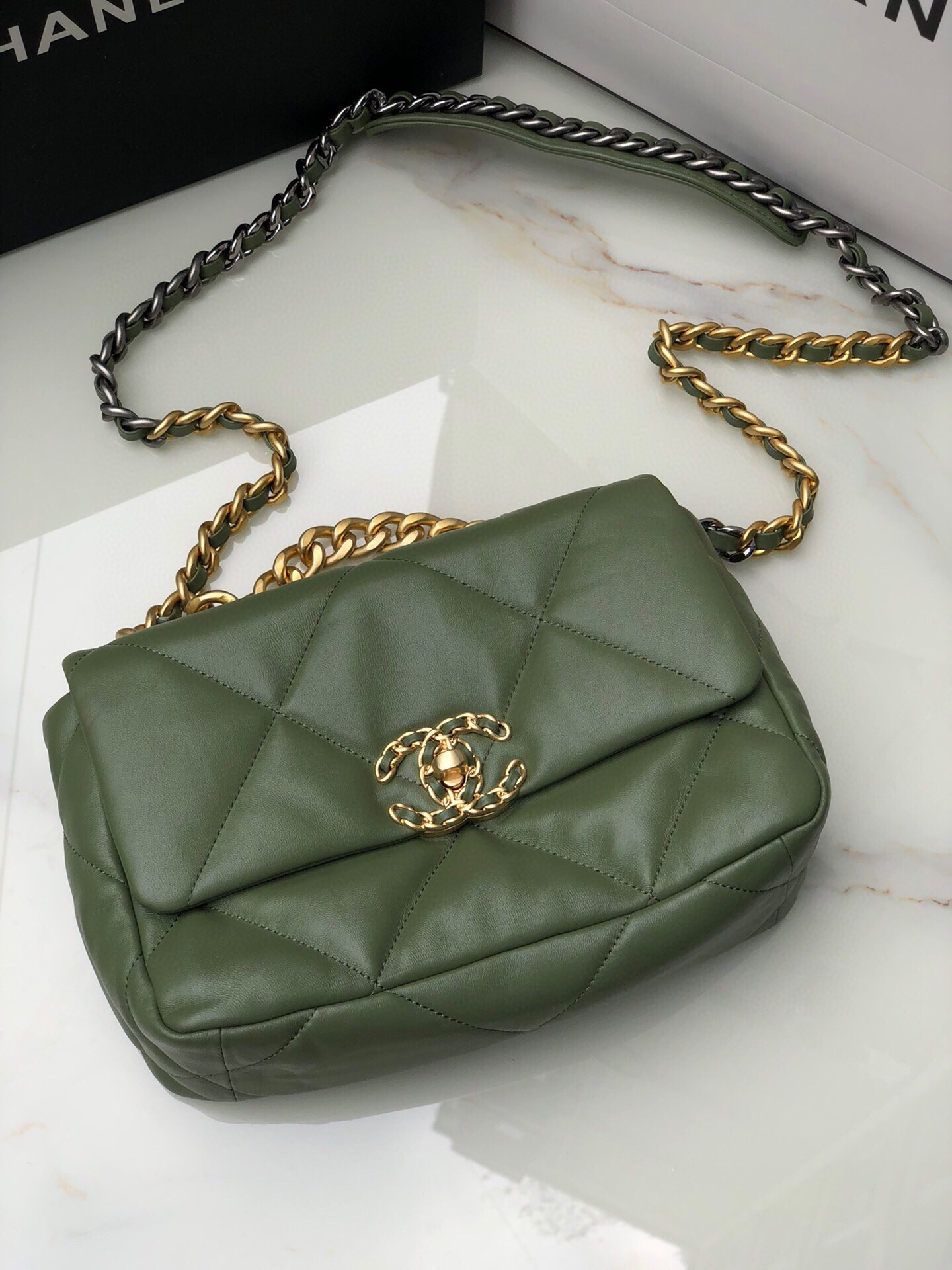 Ch**el 19 HANDBAG Shiny Leather, Gold-Tone 16×26×9cm