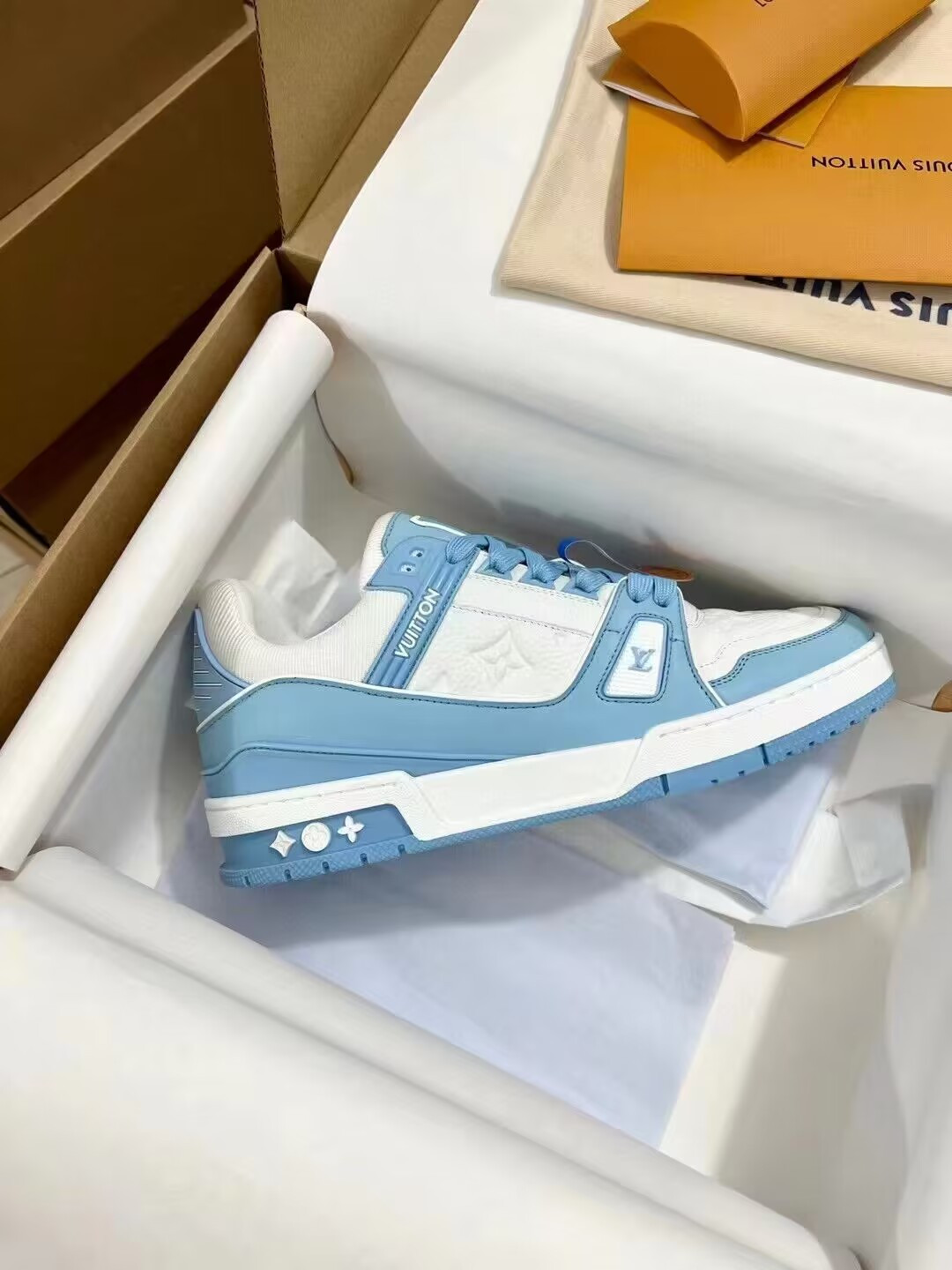UA L0vis Vvtt0n LV Trainer Low White Sky Blue