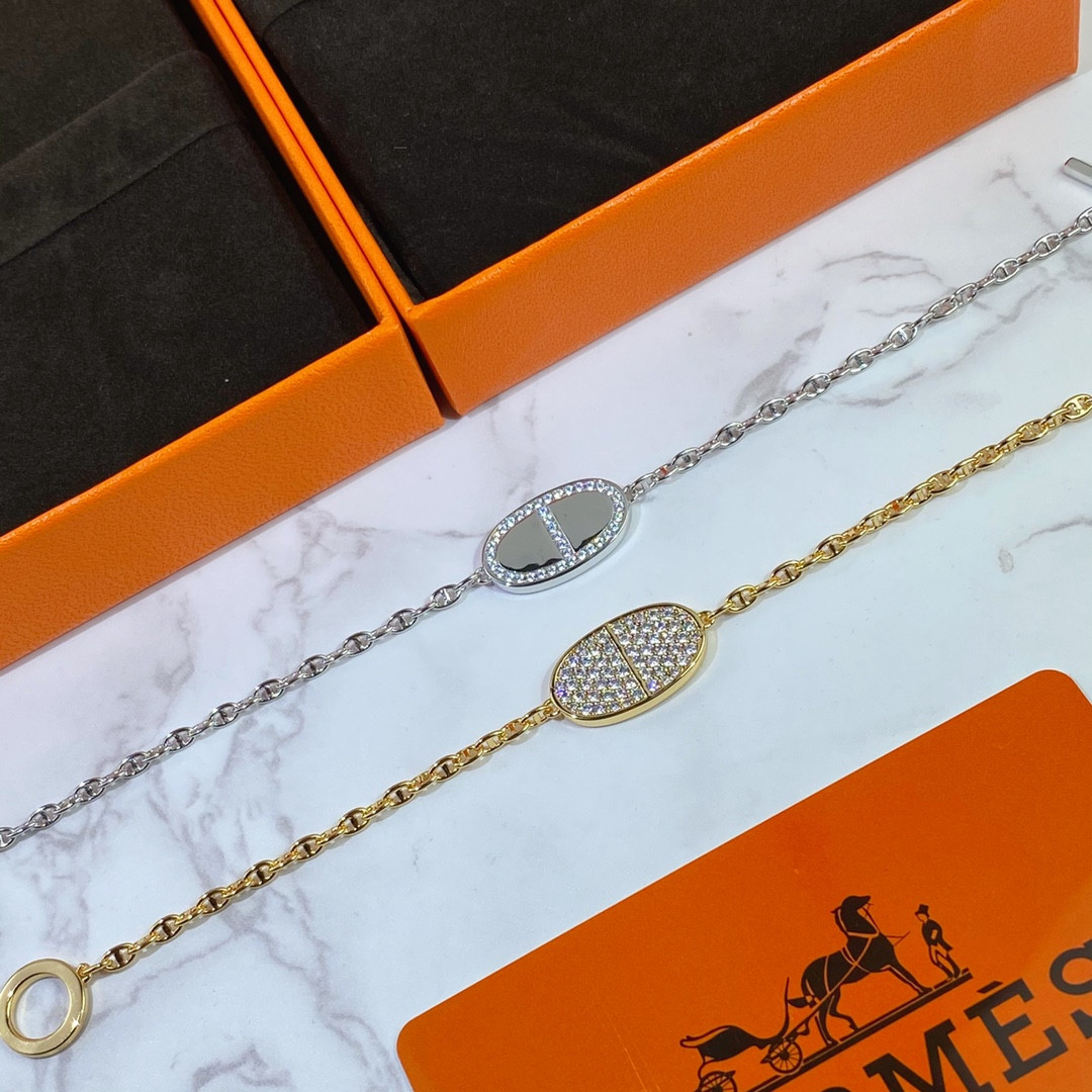 H**me5 Round  H Pendant Bracelet