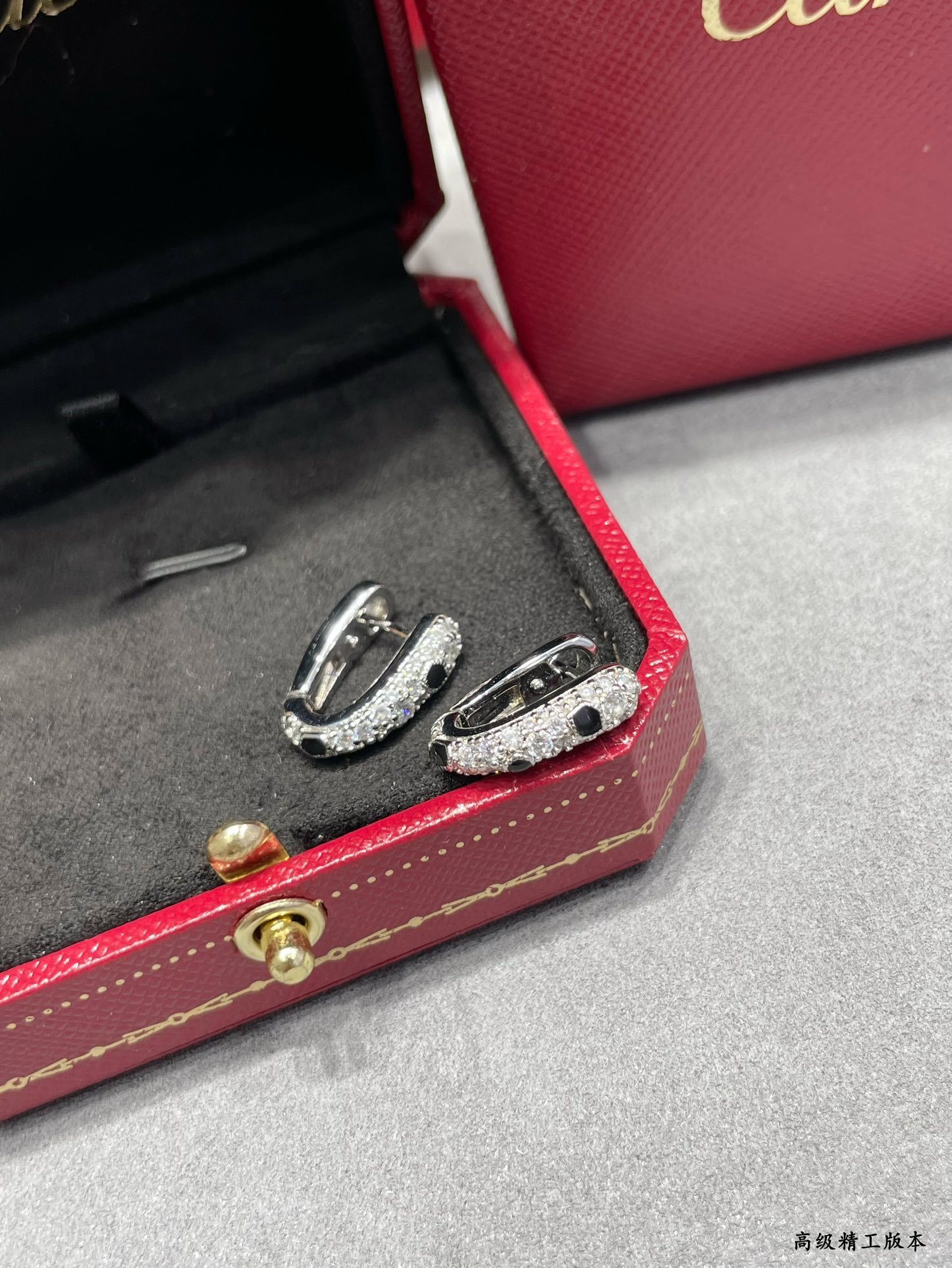Ca*t1er U-shaped Spot Earrings