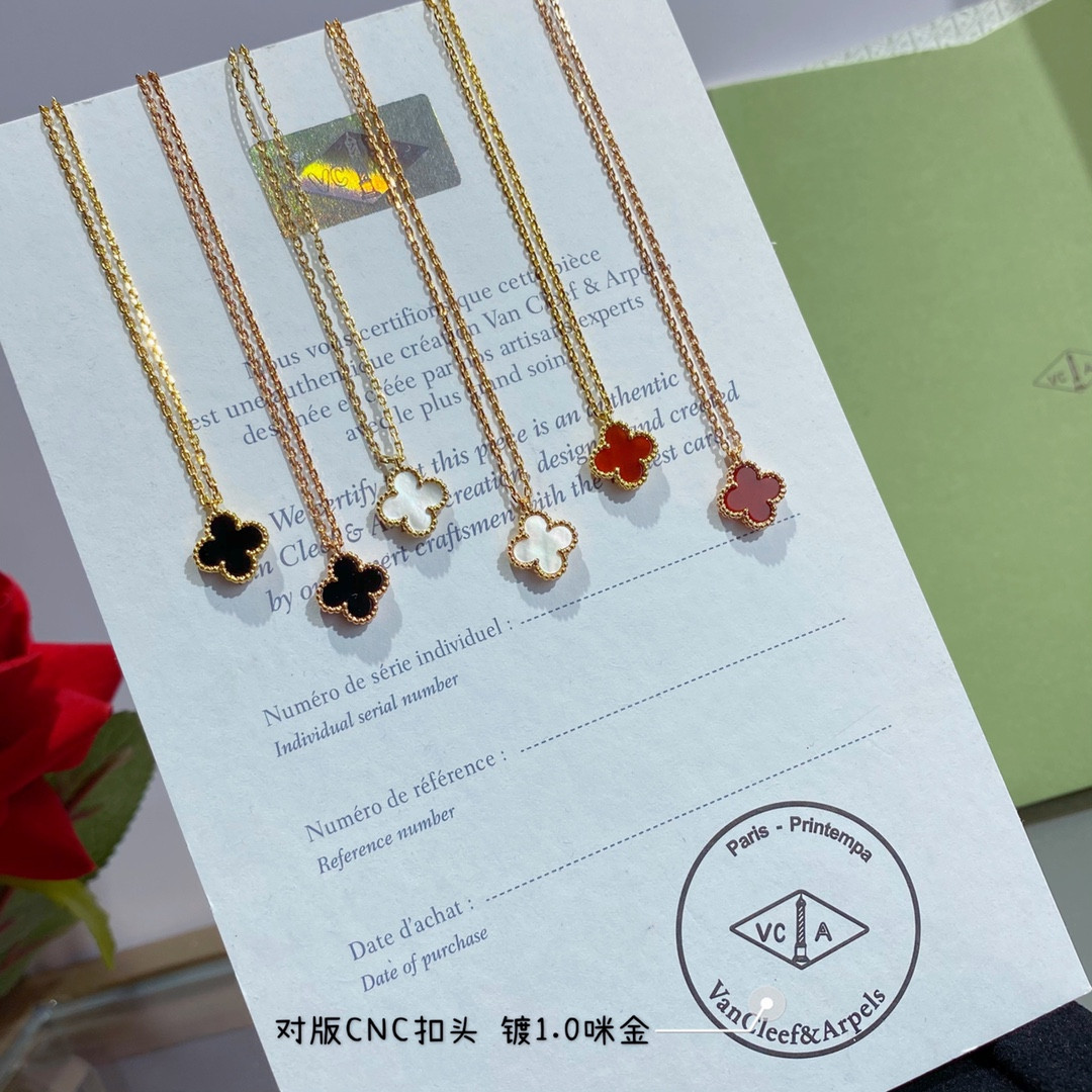 V*n Cl**f & Arpels Mini Four-Leaf Clover Necklace Diameter approx 1.0cm, Chain length approx 40+5cm
