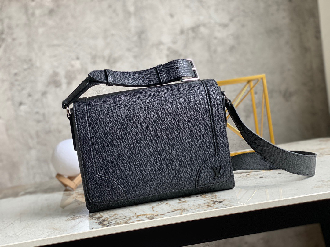 LV NEW FLAP MESSENGER M30807