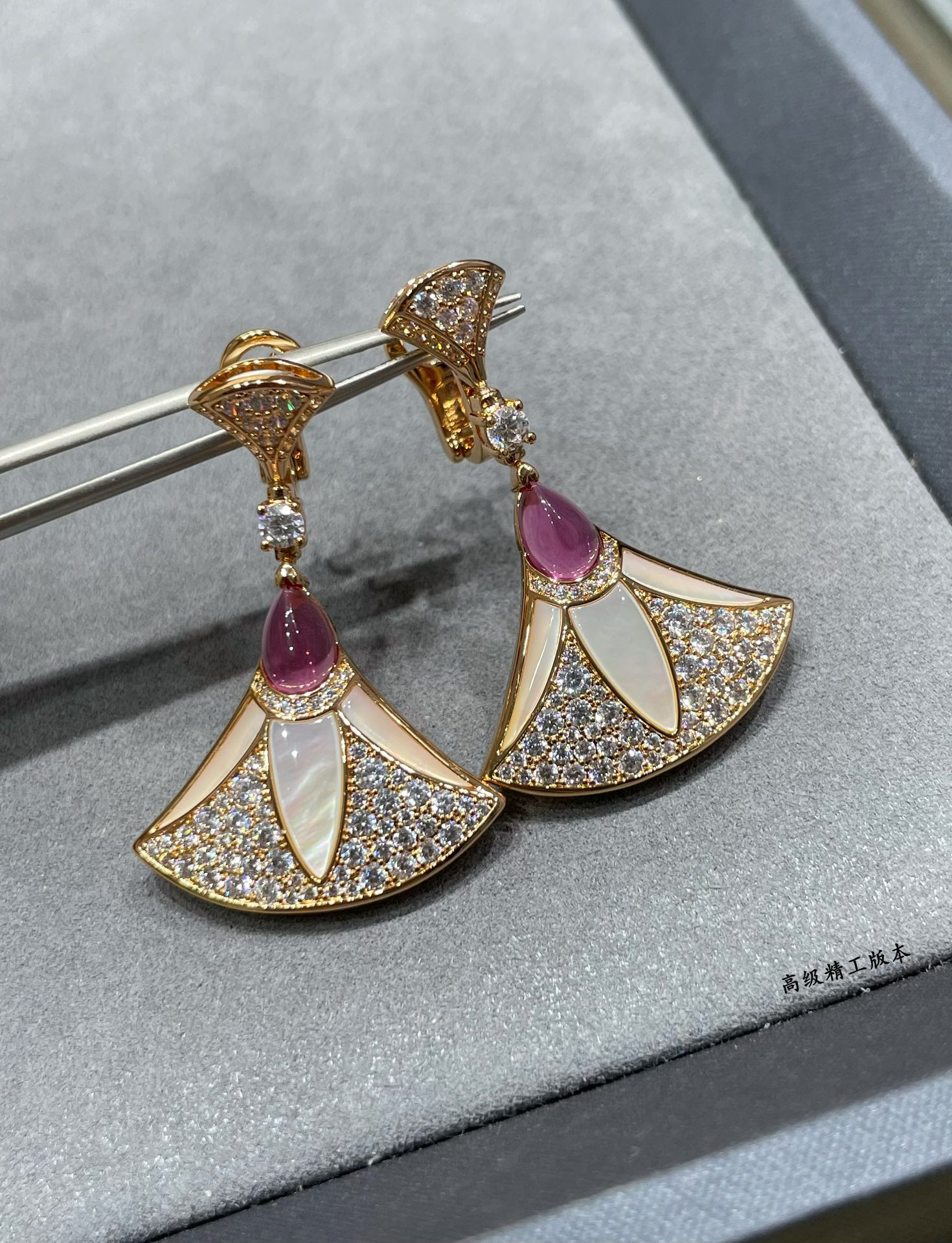 Bv1g*ai Roman fan Earrings