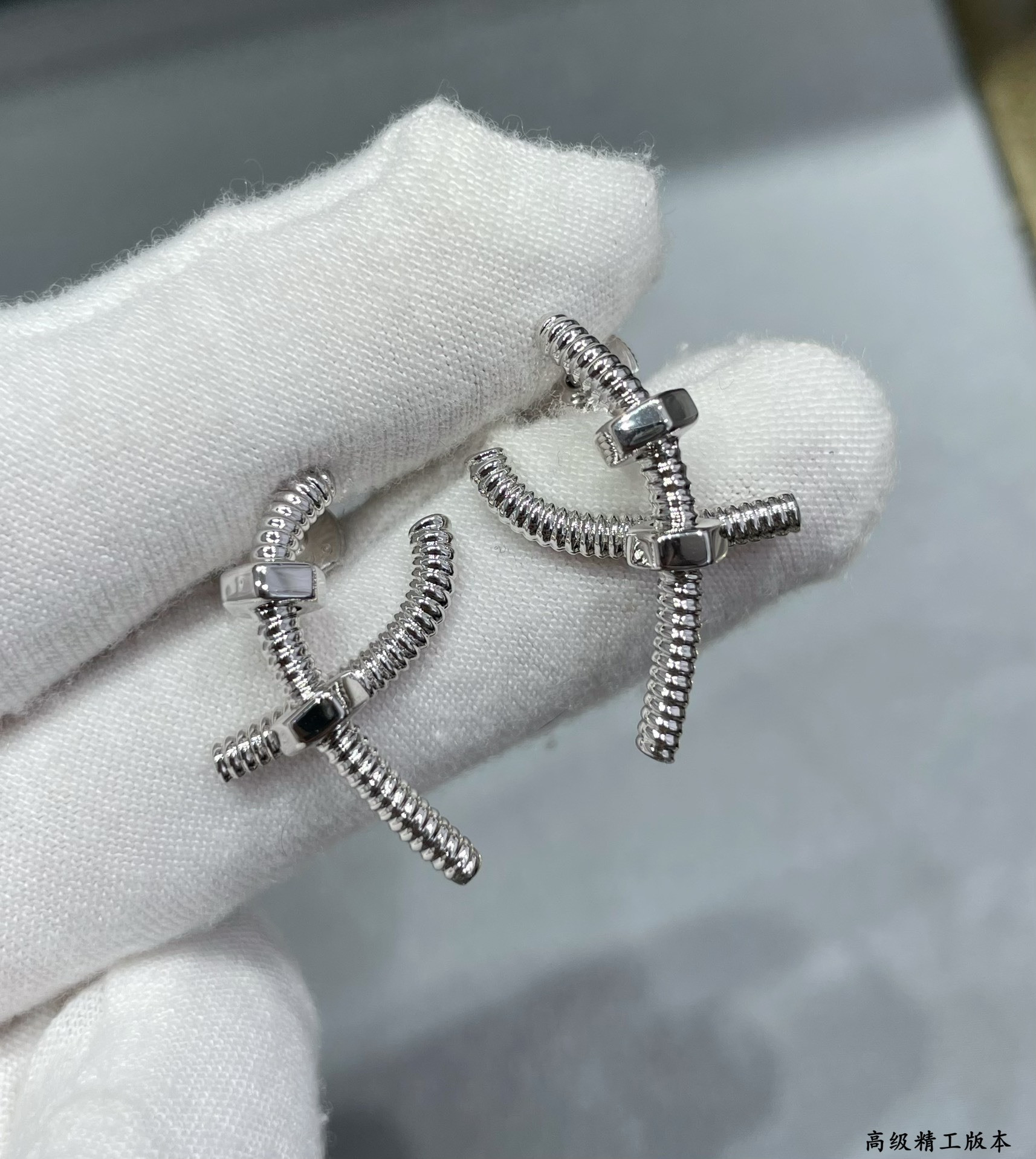 Ca*t1er Cross Screw Earrings