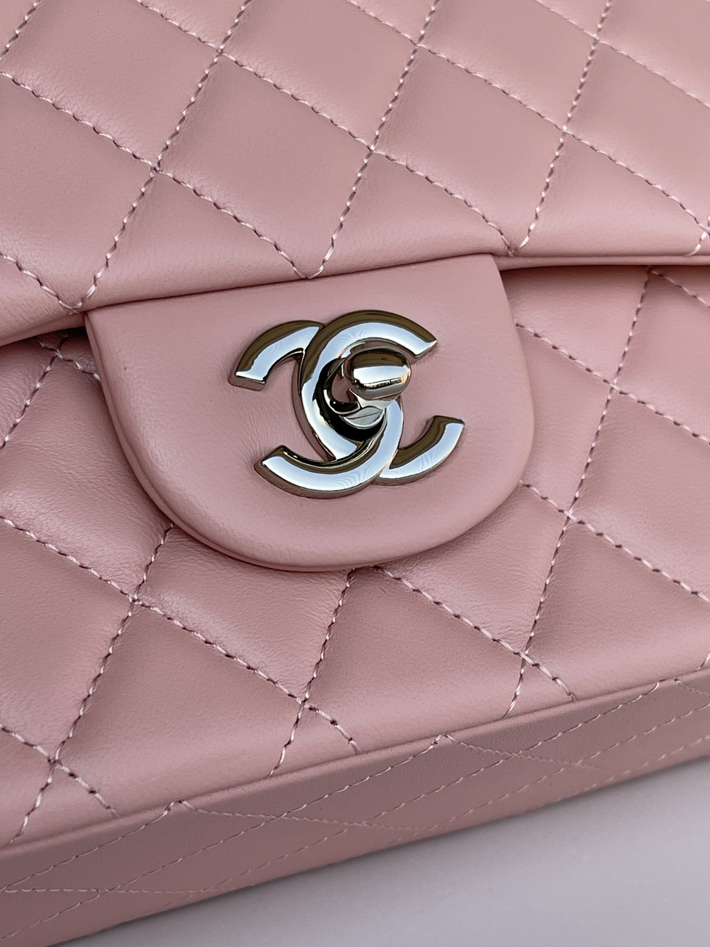 Ch**el CLASSIC FLAP 25CM CF PINK SILVER 6 × 9.9 × 2.5 in