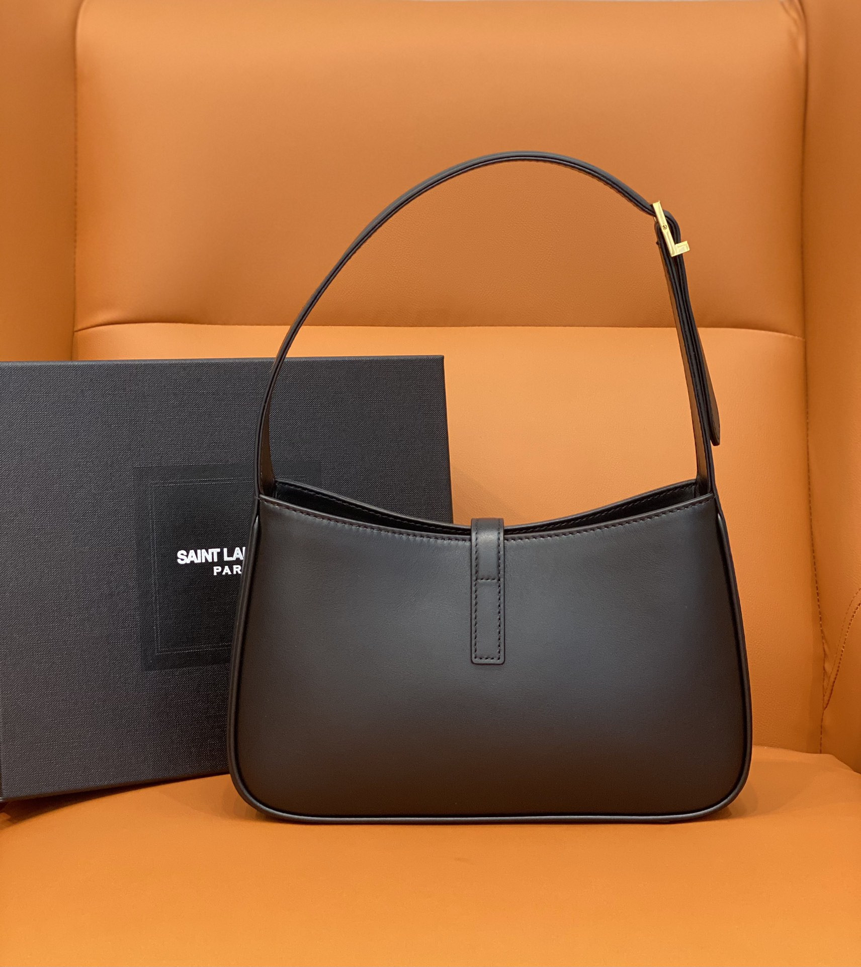 Y51 LE 5 À 7 IN SMOOTH LEATHER NOIR 23 X 16 X 6.5 CM