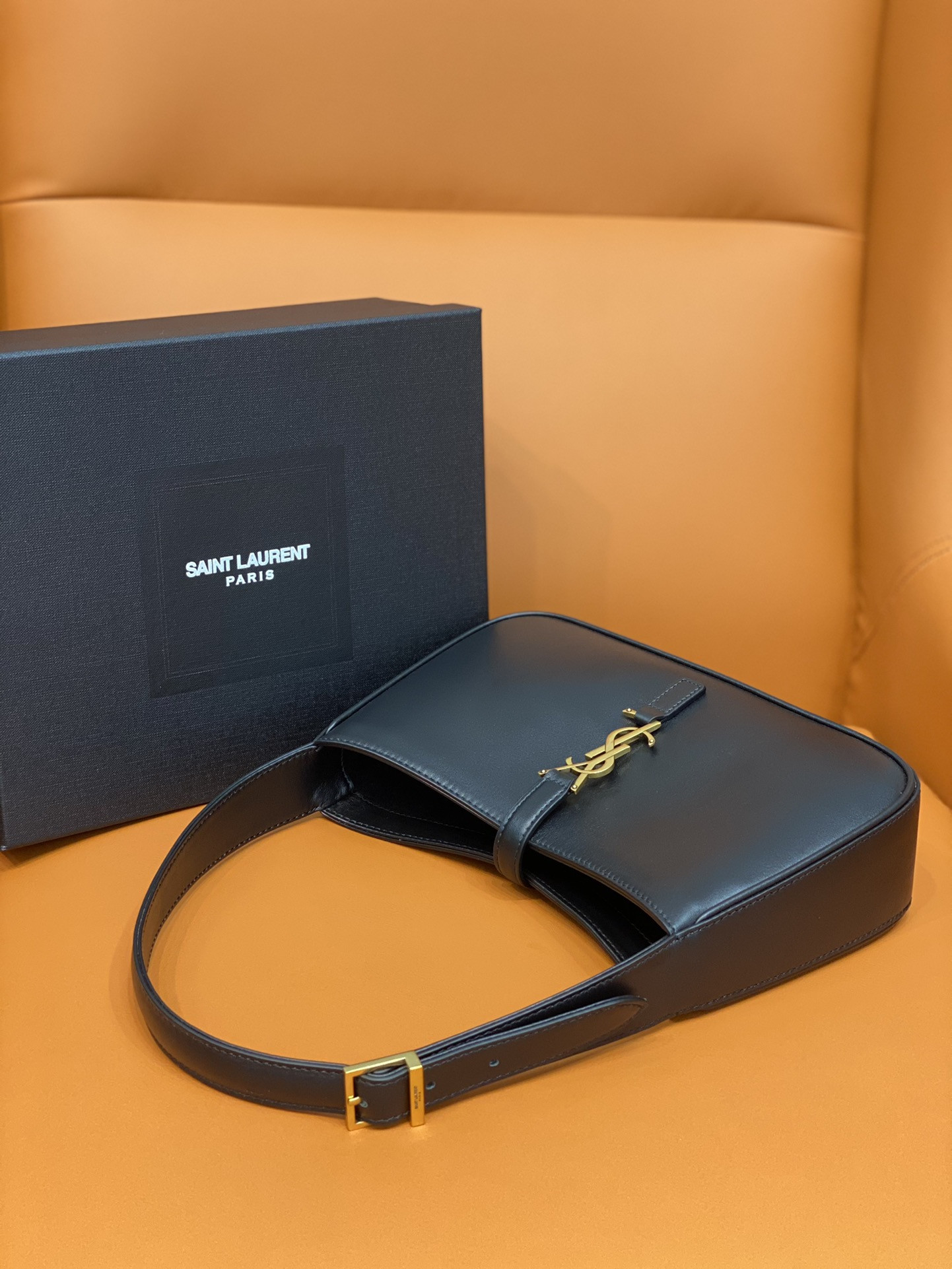 Y51 LE 5 À 7 IN SMOOTH LEATHER NOIR 23 X 16 X 6.5 CM