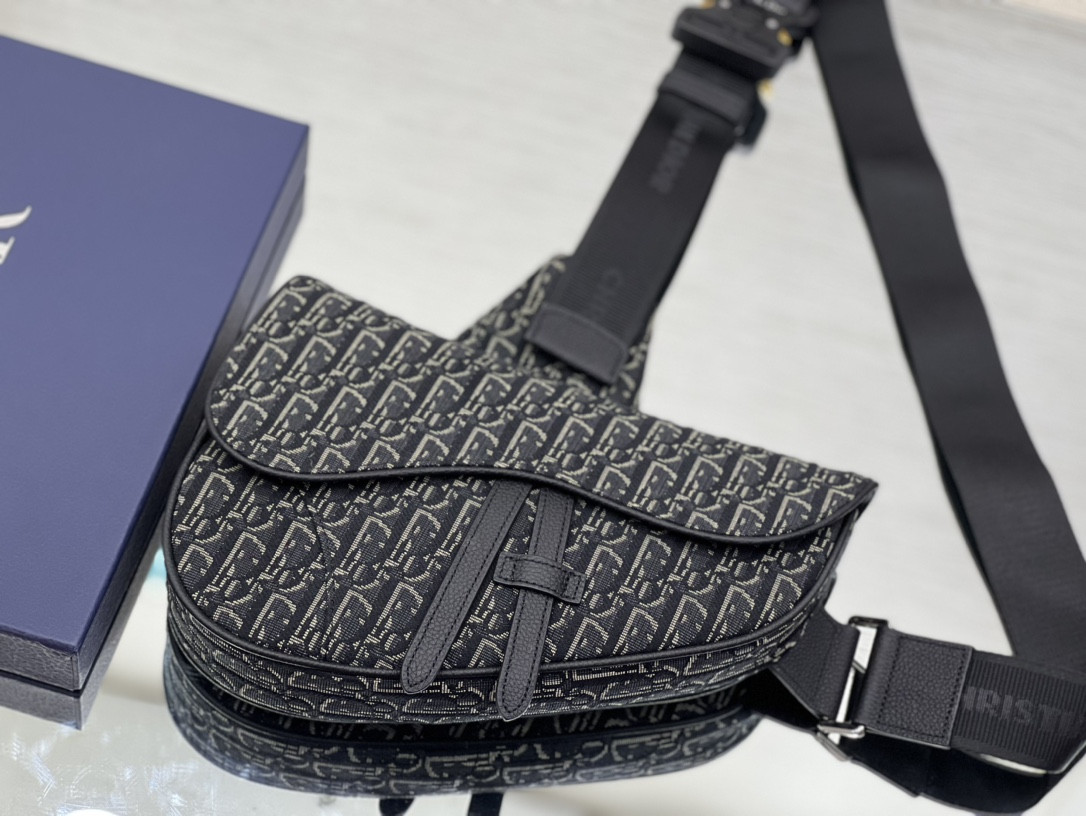 Chr1st1an D10r Saddle Crossbody Bag Oblique Canvas 26 x 19 x 4.5 cm