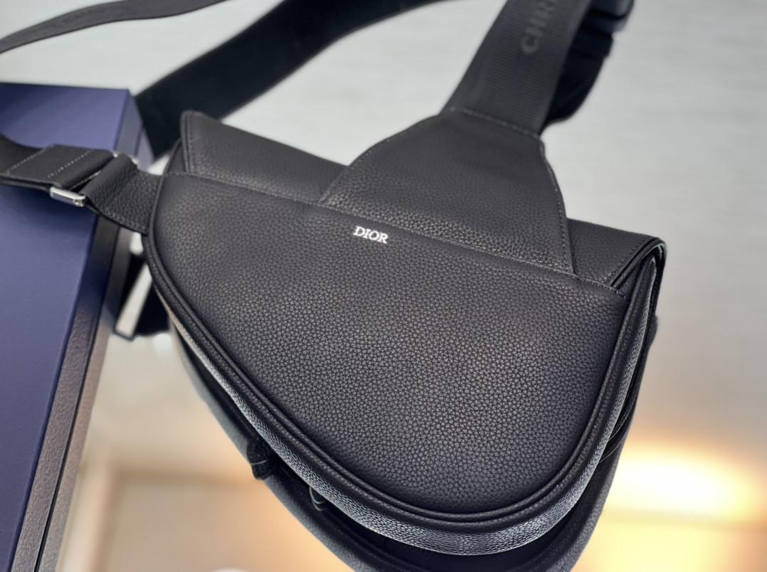 D10r Saddle Bag Black Grained Calfskin 26 x 19 x 4.5 cm