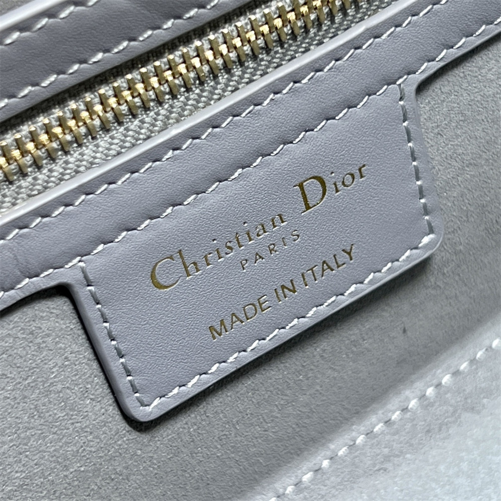 D10r 30 Montaigne Avenue Grey 22.5 x 12.5 x 6.5 cm