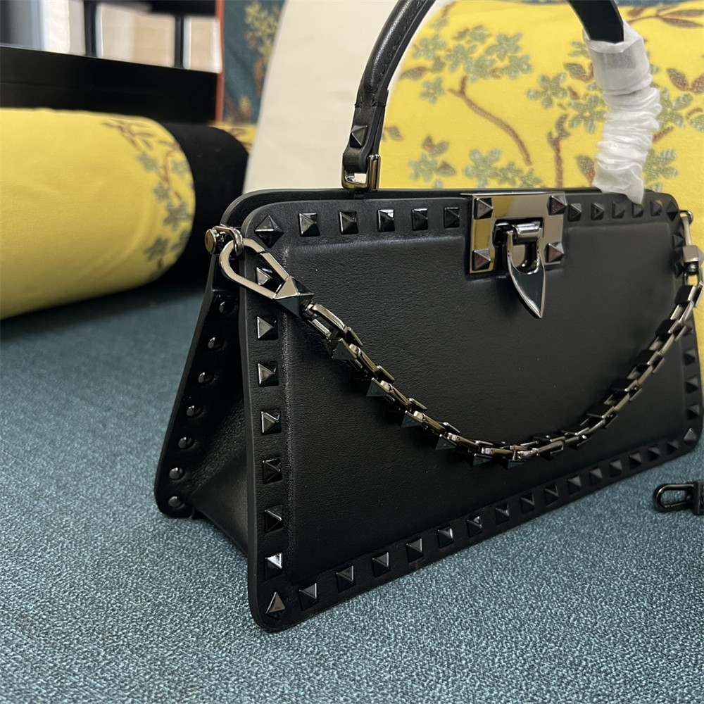 Va1e*ntin0 GARAVANI ROCKSTUD23 smooth calfskin handbag Black