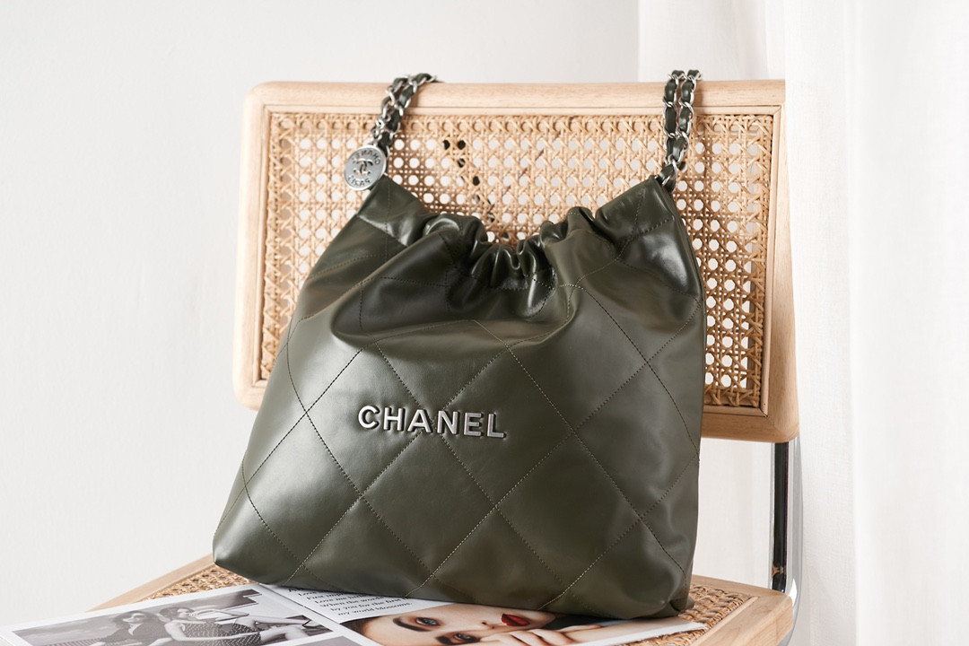 Ch**el 22 HANDBAG Shiny Calfskin IN SILVER Metal 15.2×16.4×3.1 in