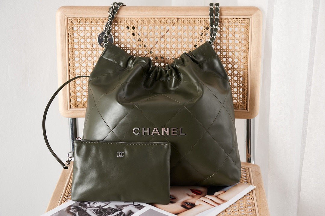 Ch**el 22 HANDBAG Shiny Calfskin IN SILVER Metal 15.2×16.4×3.1 in