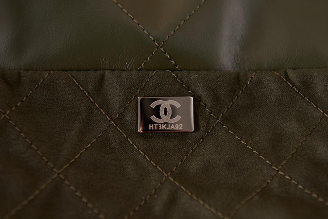 Ch**el 22 HANDBAG Shiny Calfskin IN SILVER Metal 15.2×16.4×3.1 in