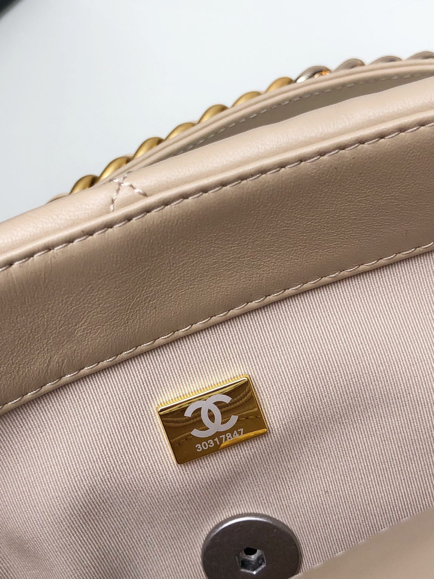 Ch**el 19 HANDBAG Shiny Leather, Gold-Tone, Silver-Tone & Ruthenium-Finish Metal Beige 30x20x10cm