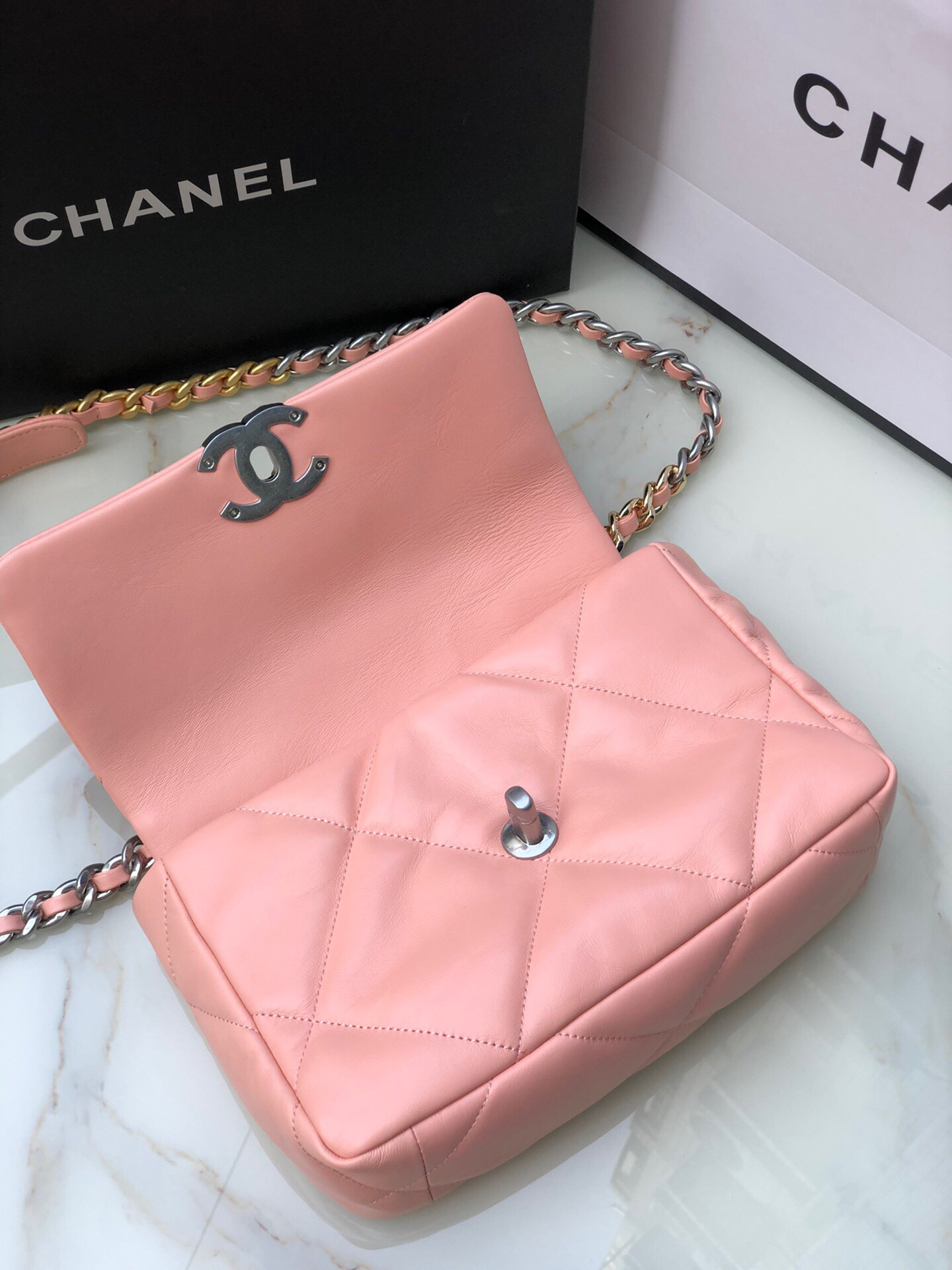 Ch**el 19 HANDBAG Shiny Leather, Gold-Tone, Silver-Tone & Ruthenium-Finish Metal Light Pink 6.2 × 10.1 × 3.5 in