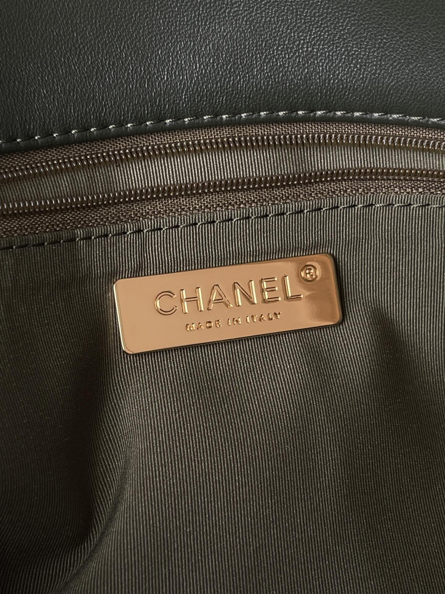 Ch**el 19 LARGE HANDBAG Shiny Leather, Gold-Tone, Silver-Tone & Ruthenium-Finish Metal Dark Green 7.8 × 11.7 × 3.9 in