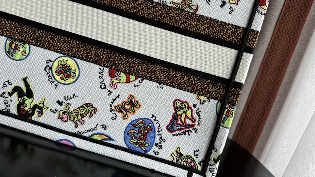 MEDIUM D10r BOOK TOTE White Multicolor Dragon Zodiac Embroidery 14 x 11 x 6.5 inches