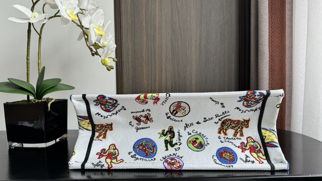 MEDIUM D10r BOOK TOTE White Multicolor Dragon Zodiac Embroidery 14 x 11 x 6.5 inches