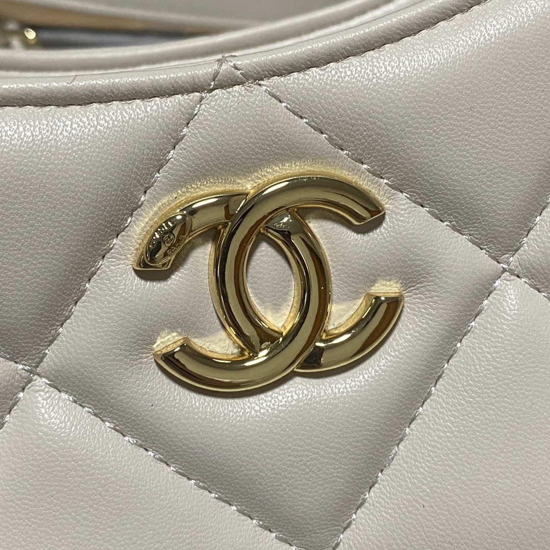Ch**el Shiny Leather Large Shopper Tote White 33×21×7.5 cm