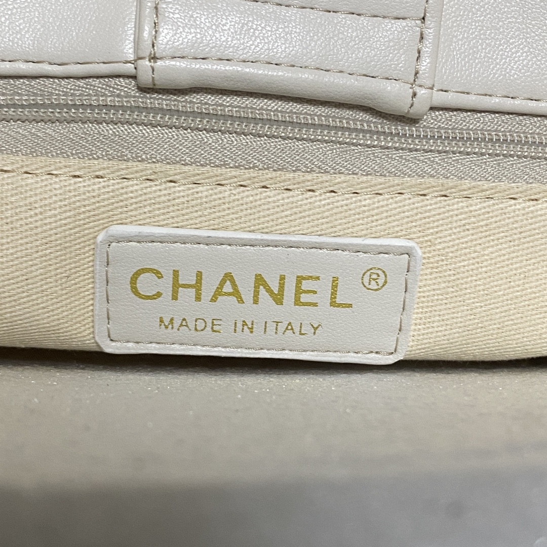 Ch**el Shiny Leather Large Shopper Tote White 33×21×7.5 cm