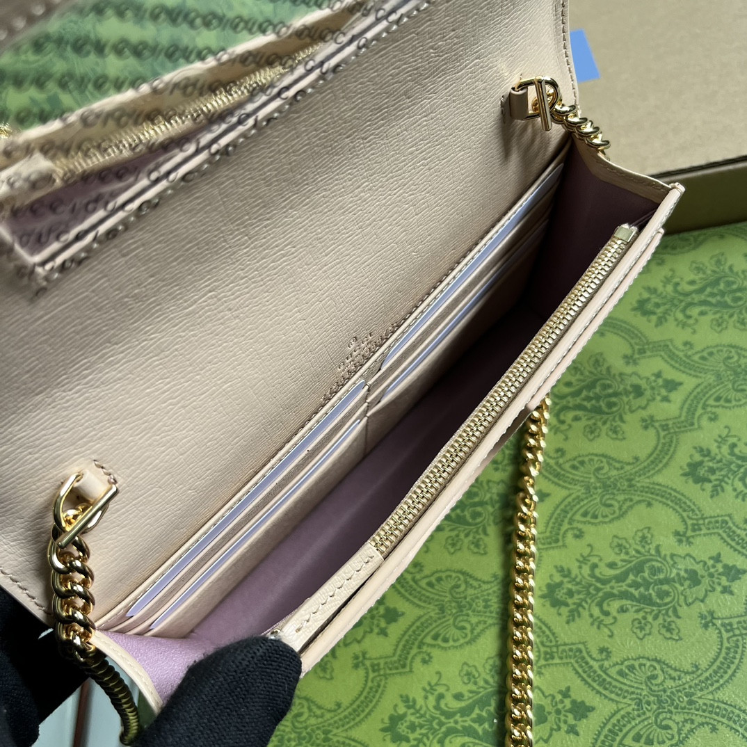 CHAIN WALLET WITH Gvc*1 SCRIPT LIGHT beige 7.8"W x 5"H x 1.6"D