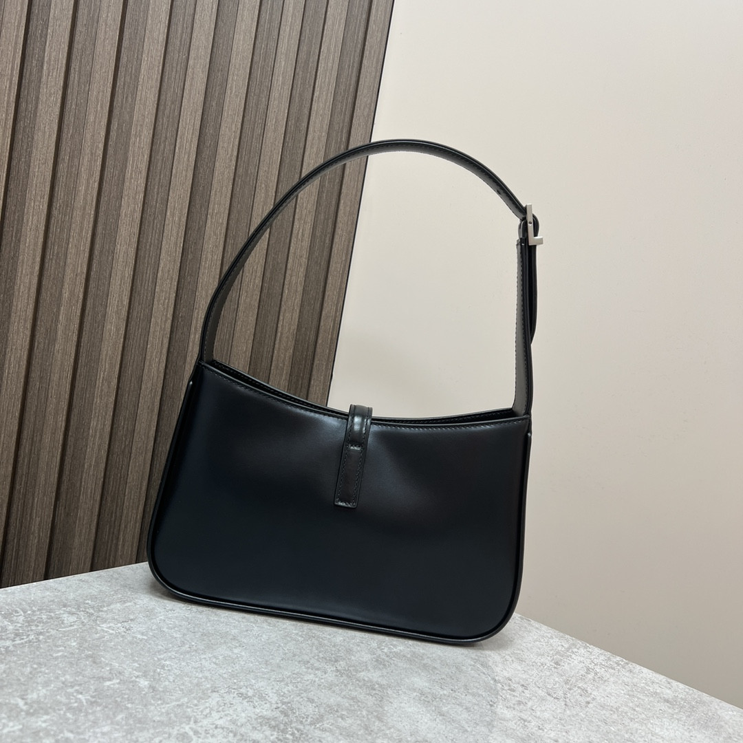 Y51 LE 5 À 7 IN SMOOTH LEATHER NOIR SILVER 9 X 6.3 X 2.5 INCHES