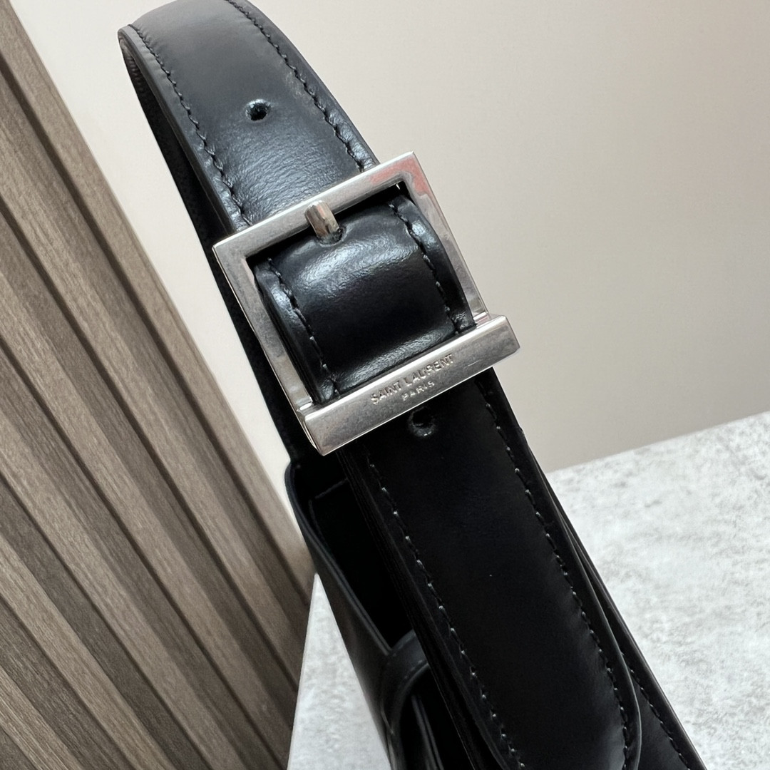 Y51 LE 5 À 7 IN SMOOTH LEATHER NOIR SILVER 9 X 6.3 X 2.5 INCHES