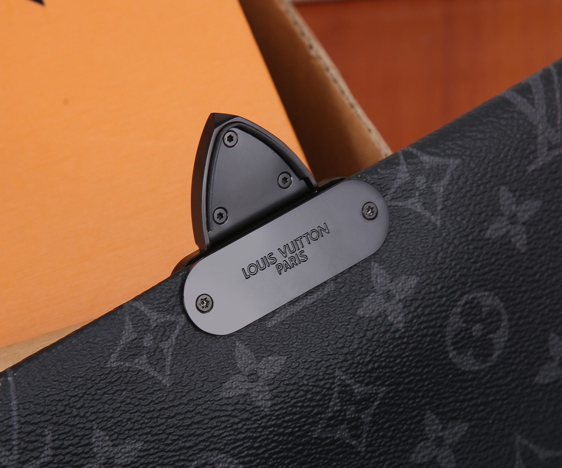 LV M46794 S-Cape Messenger 28 x 16 x 10 cm