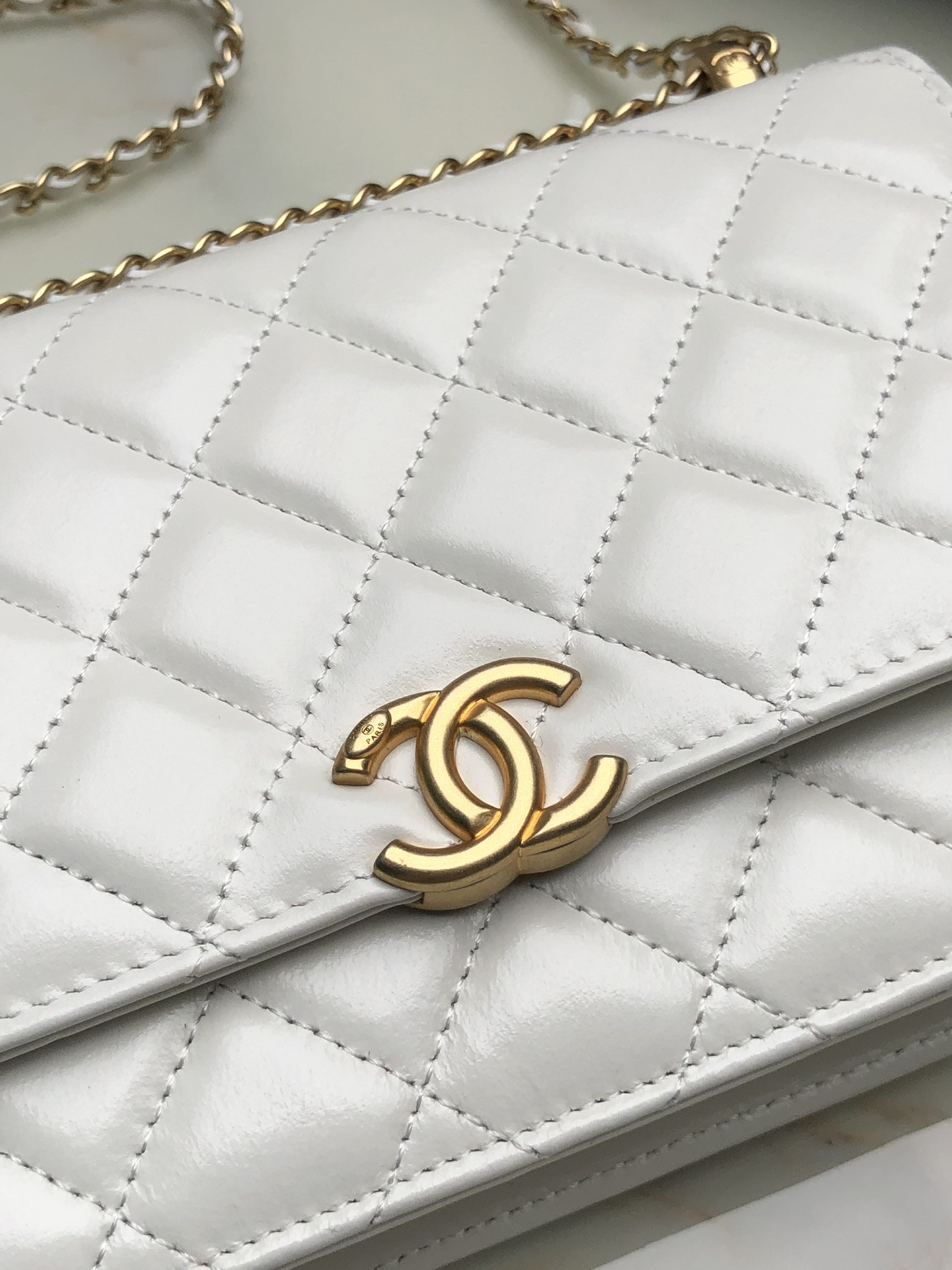 Ch**el CLASSIC WALLET ON CHAIN WHITE 4.8 × 7.5 × 1.4 in