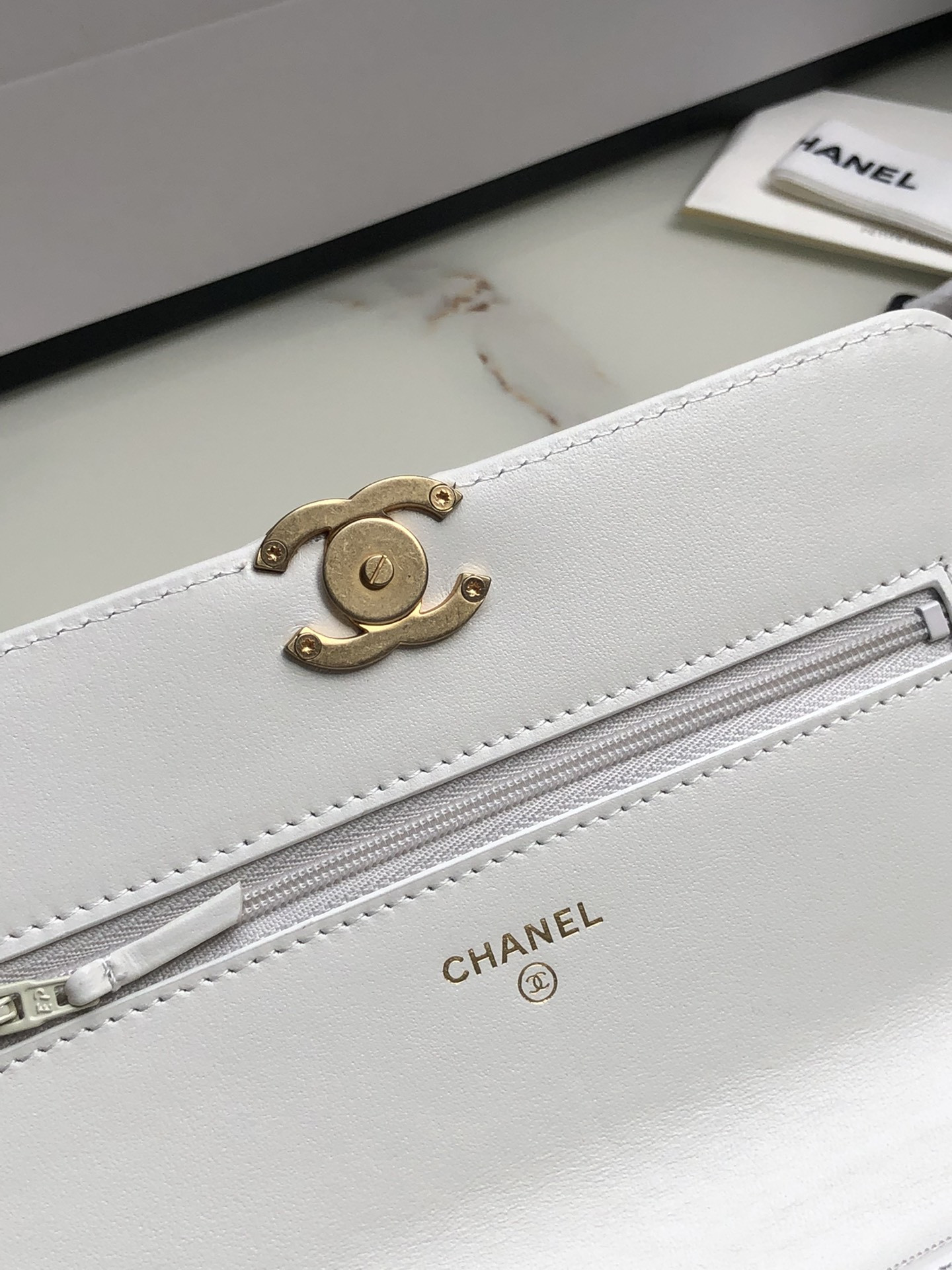 Ch**el CLASSIC WALLET ON CHAIN WHITE 4.8 × 7.5 × 1.4 in