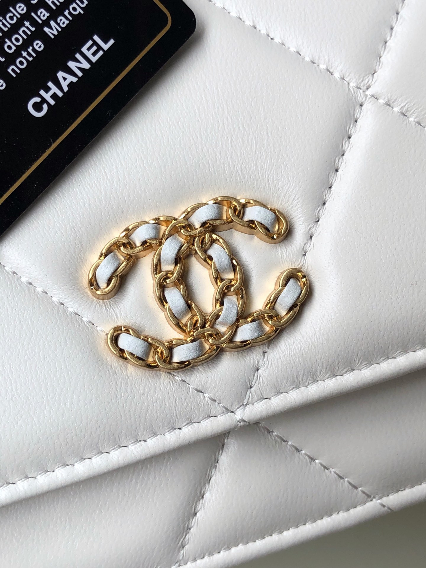 Ch**el CLASSIC WALLET ON CHAIN 4.8 × 7.5 × 1.4 in