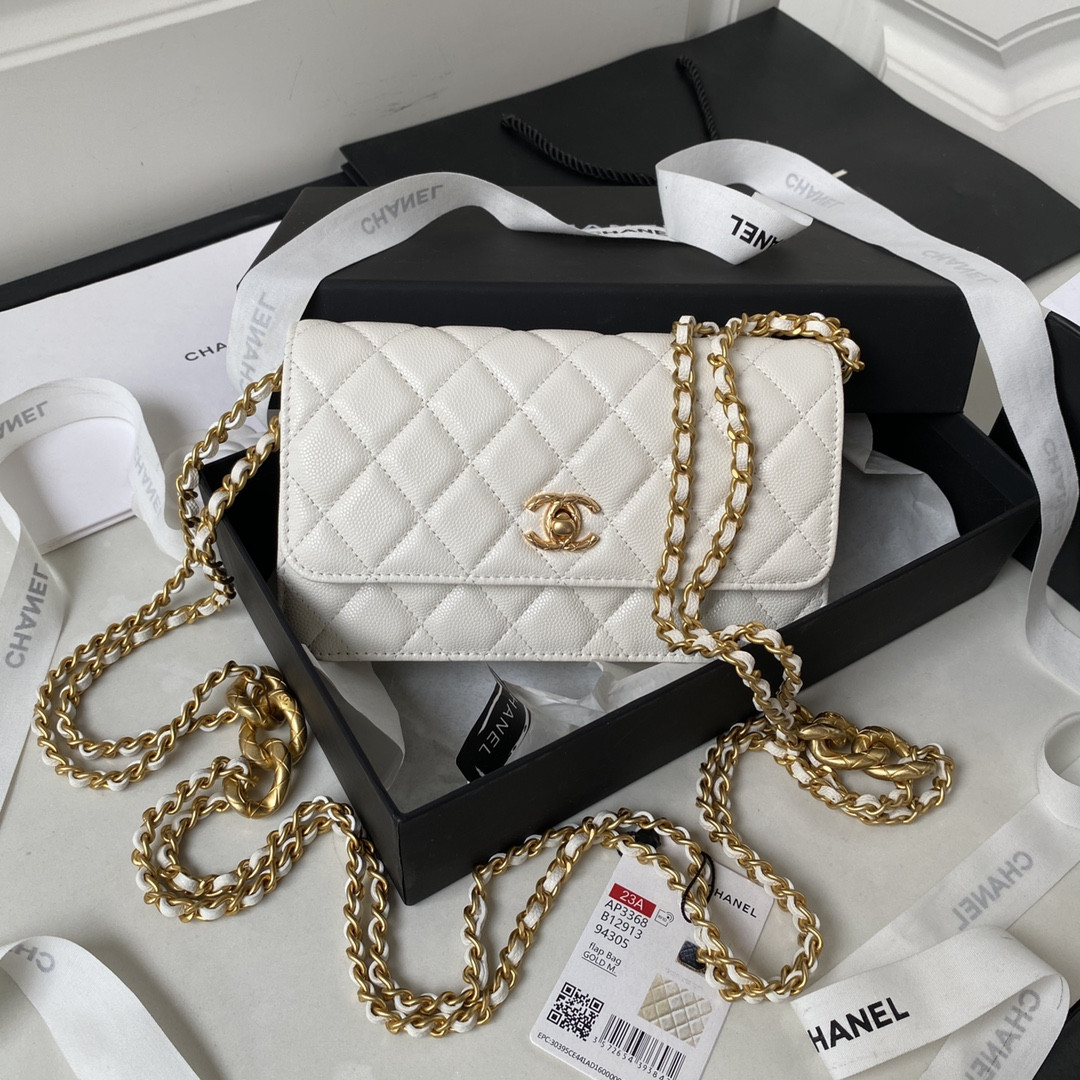 Ch**el CLASSIC WALLET ON CHAIN WHITE 4.8 × 7.5 × 1.4 in