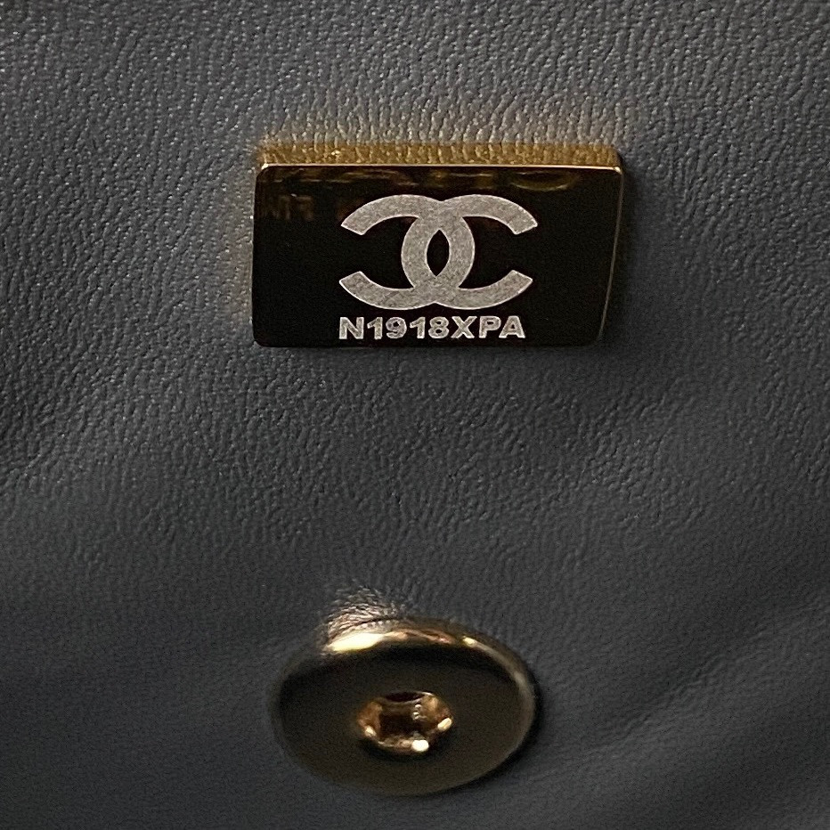 Ch**el Mini Classic Handbag With Top Handle 12 × 20 × 6 cm