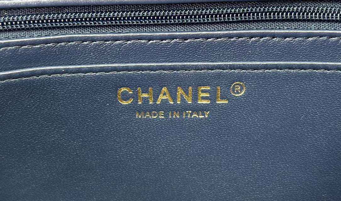 Ch**el MINI CLASSIC 11.12 HANDBAG Tweed & Gold-Tone Metal 4.7 × 7.8 × 2.3 in