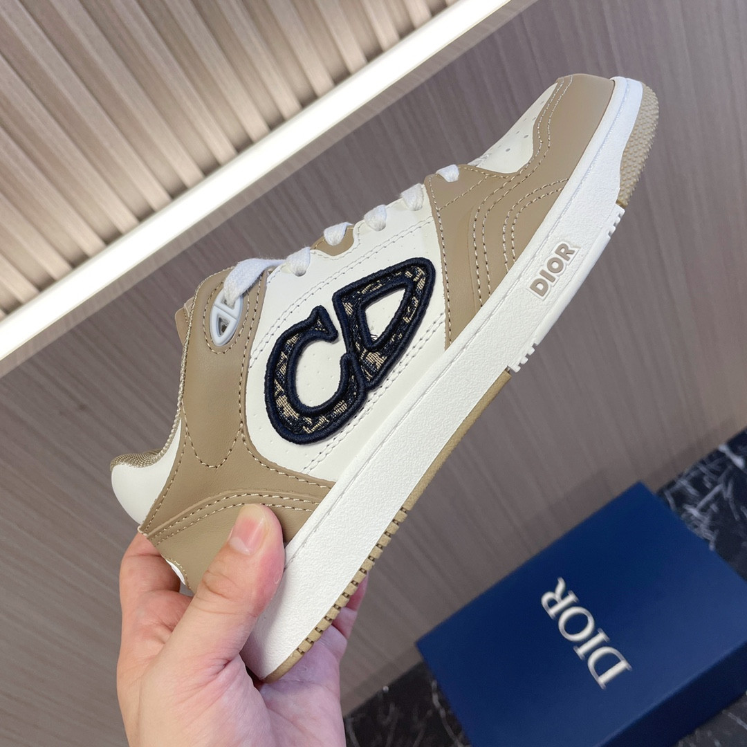UA D10r B57 Low-Top Sneaker Beige and White