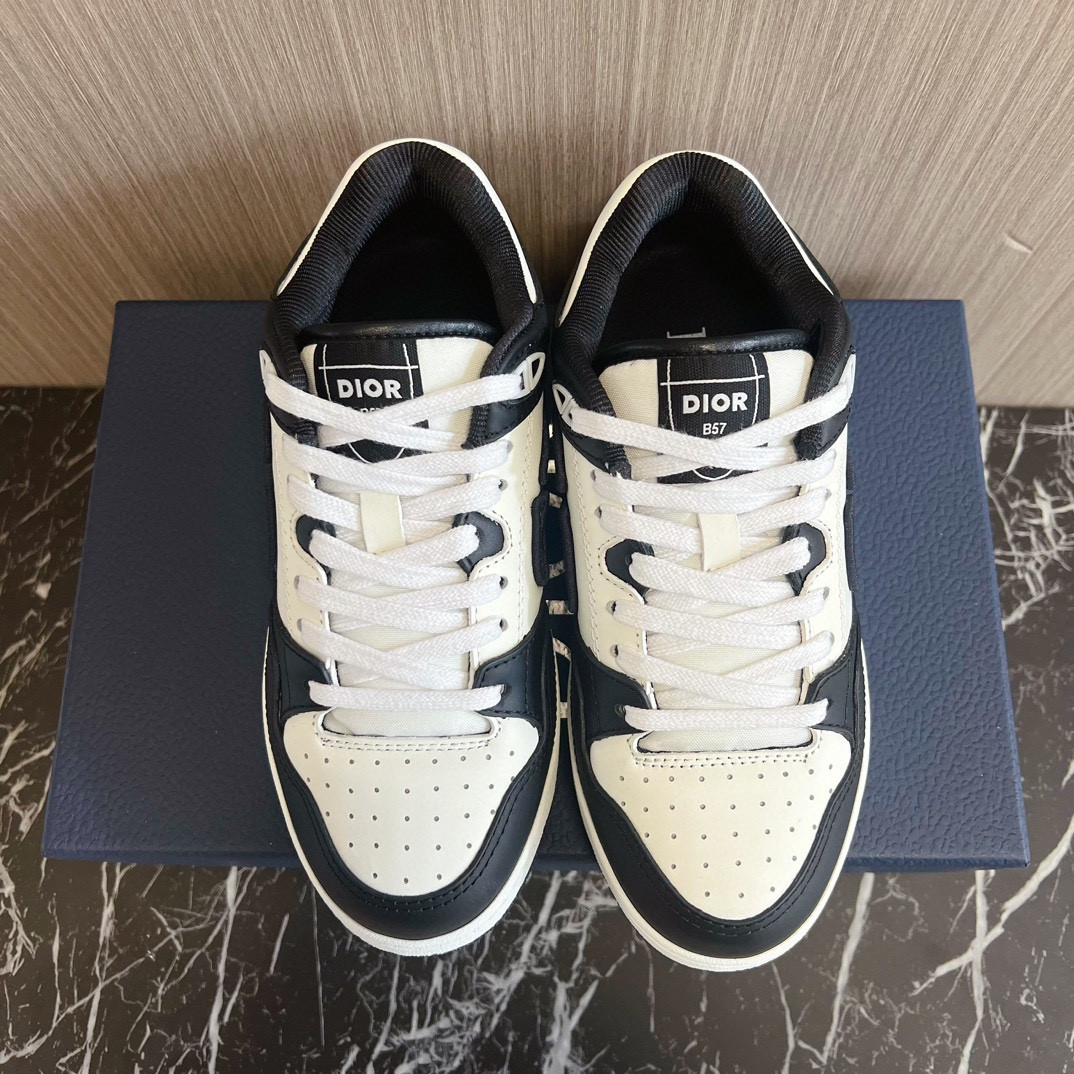 UA D10r B57 Low-Top Sneaker Black and White