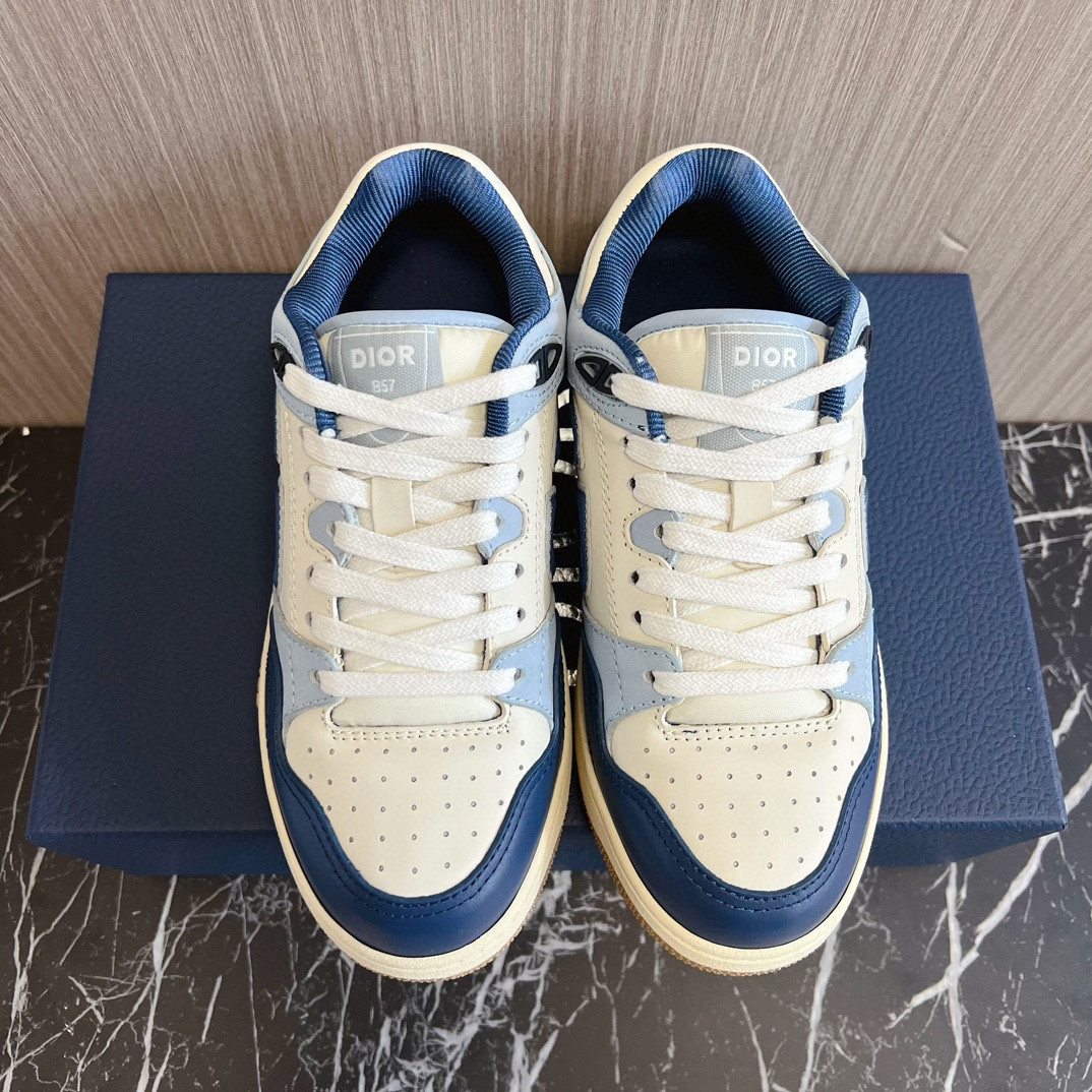UA D10r B57 Low-Top Sneaker