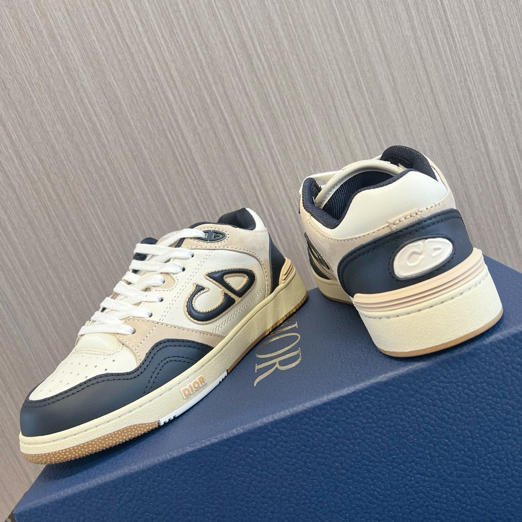 UA D10r B57 Low-Top Sneaker