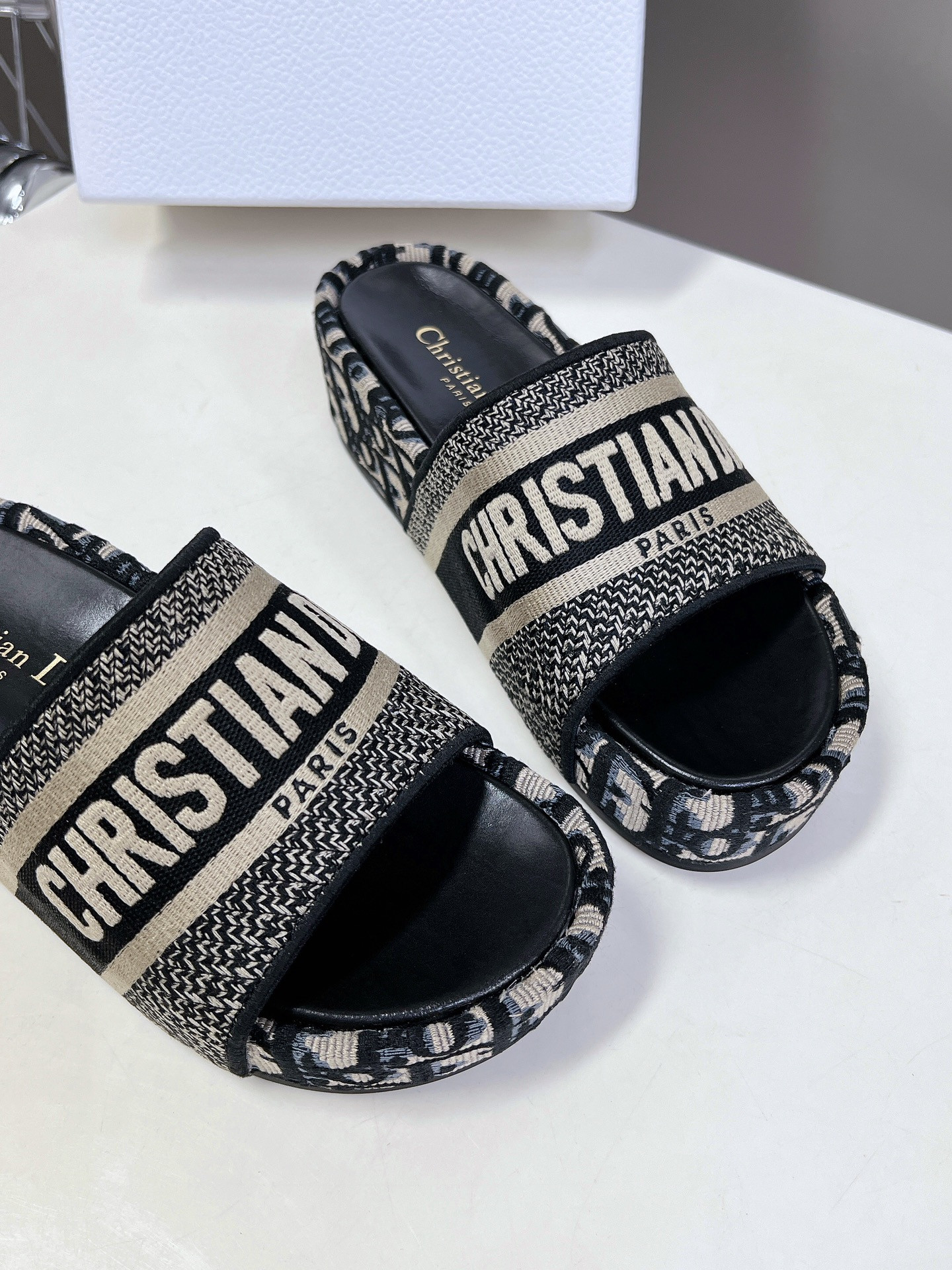 UA D10r Platform Sandals