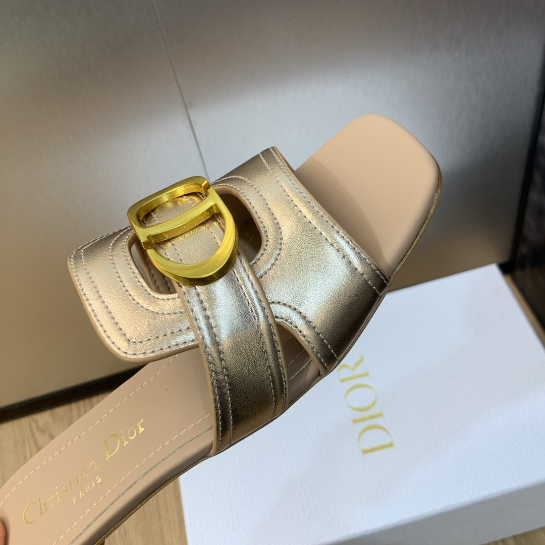 UA D10r 30 Montaigne Slide