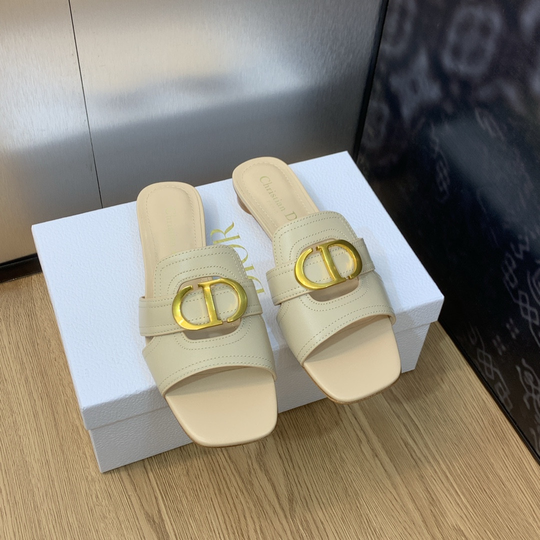 UA D10r 30 Montaigne Slide